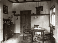 95109 Interieur van het huis Ithaka te Bilthoven (gemeente De Bilt): eenvoudige eetkamer met meubilair en wandversieringen.